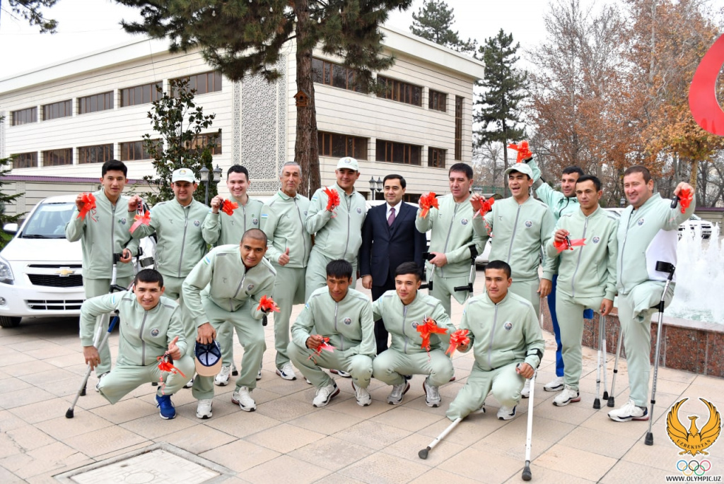 Игрокам сборной Узбекистана, завоевавшим бронзу на чемпионате мира по футболу среди ампутантов, подарили автомобили  
