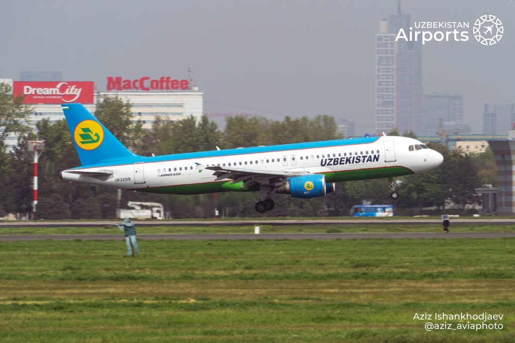 Летевший из Москвы в Наманган самолет совершил экстренную посадку из-за беременной пассажирки 