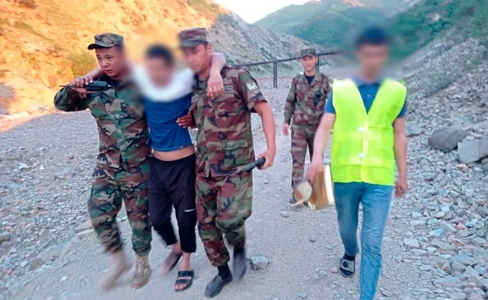 Спасатели МЧС нашли в горах заблудившегося туриста 