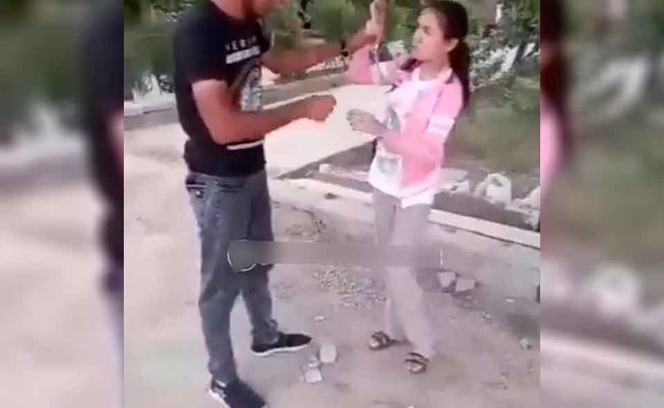 мужчины нападают на женщин