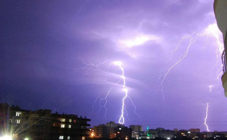 В Узгидромете объяснили причины внезапного сильного шквалистого ветра и грозы с дождем, которые прошли накануне в Ташкенте  