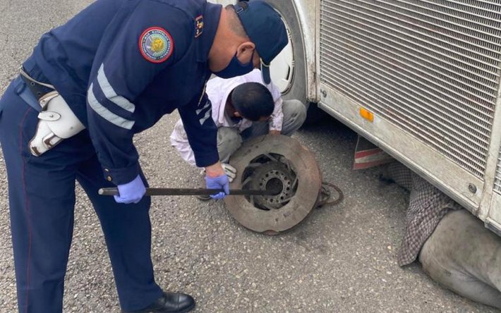 Колонна автобусов, вывозящая узбекистанцев из России, застряла из-за поломки в Казахстане  